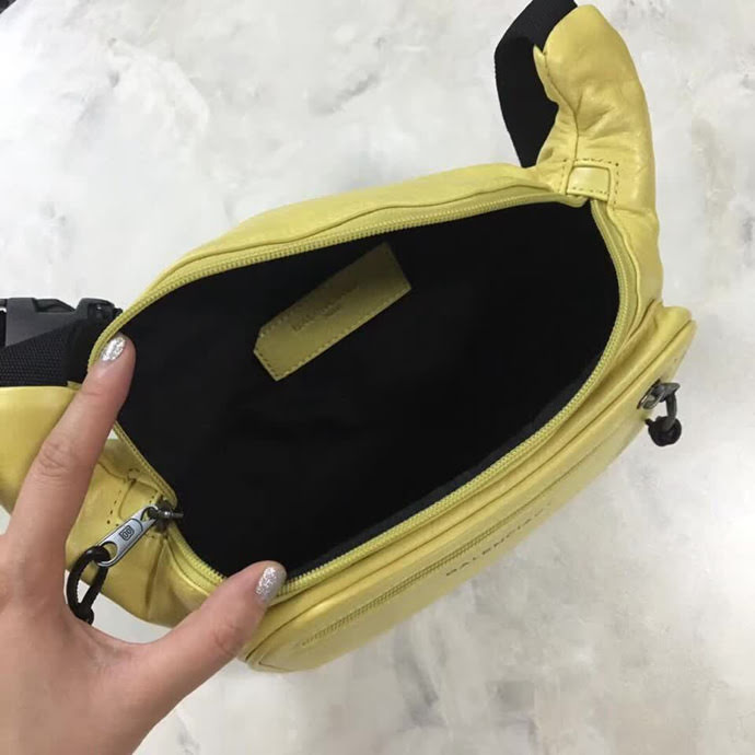 BALENCIAG巴黎世家 爆款 專櫃同步更新 斜挎胸包腰包 小牛皮材質 前面拉鏈口袋 簡約兩用包  BL1514